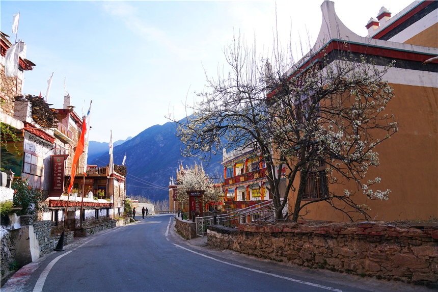 甘孜州有个很漂亮的村寨,甘孜州藏寨