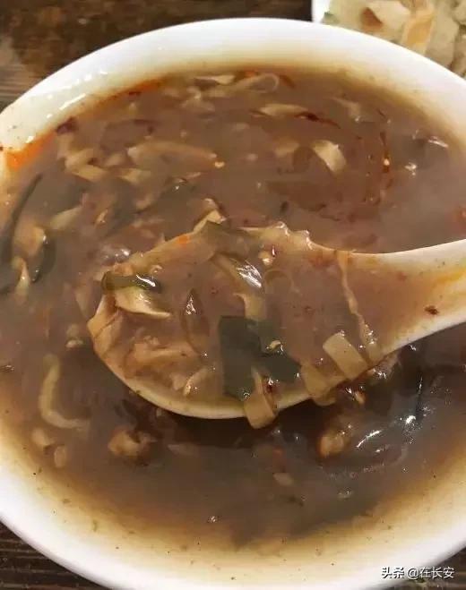 钟楼旁这条890米的老街，藏着一天吃三次都不会腻的馆子！