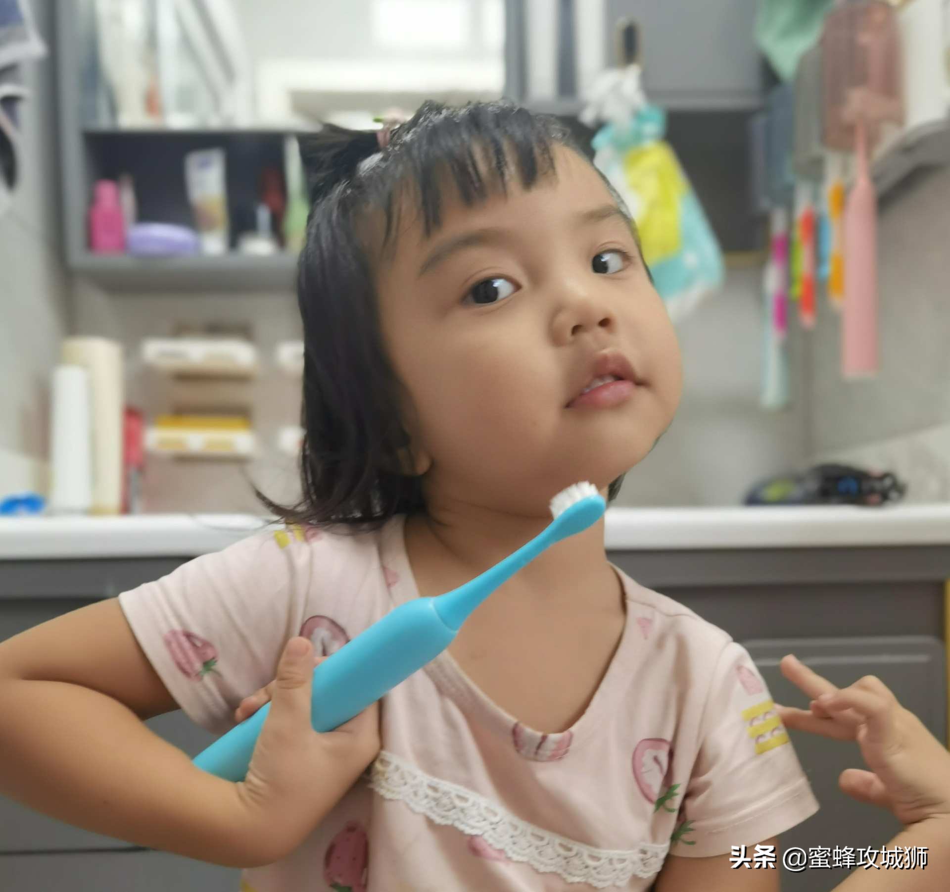 孩子牙齿问题多怎么挑选儿童牙刷,小孩的牙齿柔弱儿童牙刷如何选择