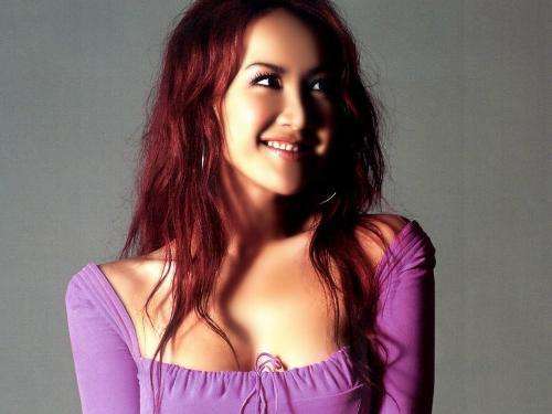 出生前丧父，不认命成郑秀文师妹，又被雪藏还失声却变天后嫁豪门