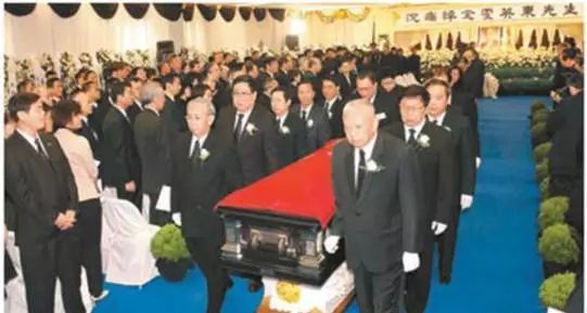霍英东做了什么?他感动中国,国葬礼遇,港澳顶流人物为他抬棺