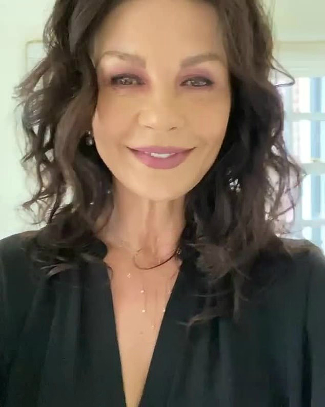 53岁泽塔琼斯和女儿,泽塔琼斯17岁照片公认