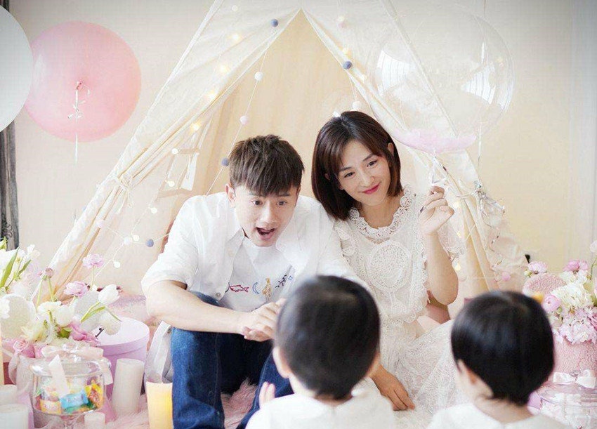 张杰谢娜晒全家福正面照,张杰谢娜晒背影照为女儿庆生