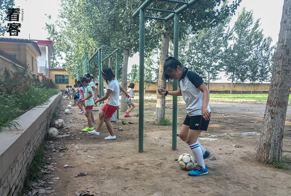 这支秘密发展的乡村足球队，拼命的令人肃然起敬