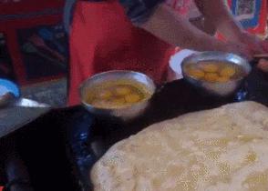 50岁大叔直播卖灌饼,51岁大叔卖鸡蛋灌饼成网红