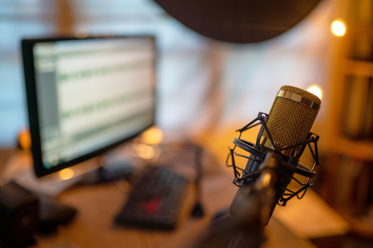 你懂麦克风后的孤单吗？凌晨1点试音，杭州女主播被罚200深蹲