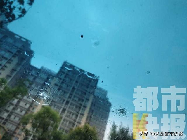 车玻璃外侧有伤痕,车玻璃上的轻微刮痕