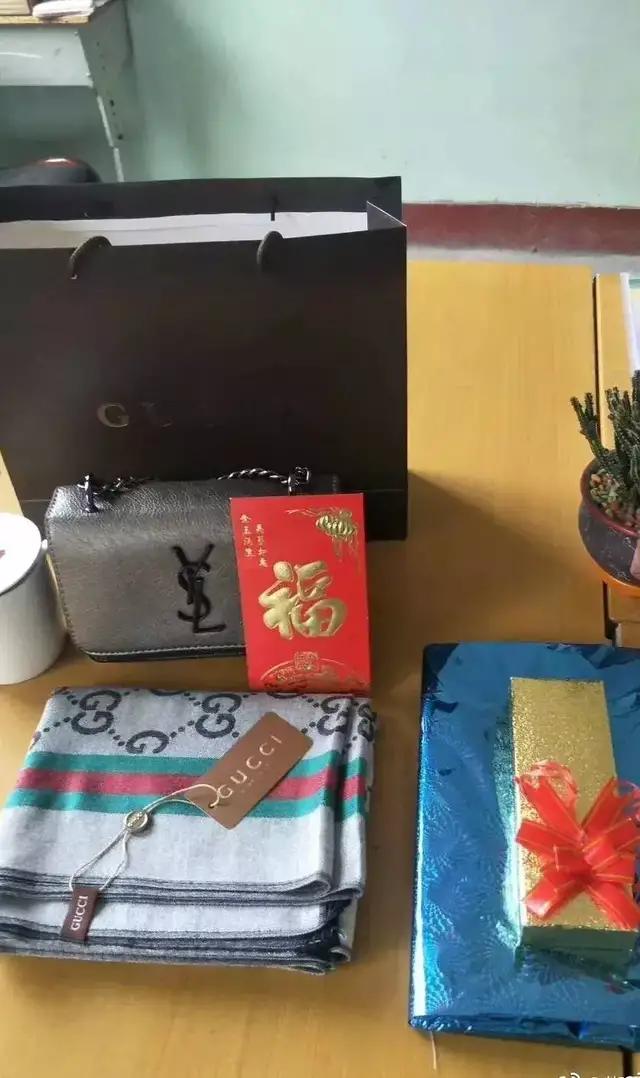 gucci银灰围巾,gucci象牙白围巾