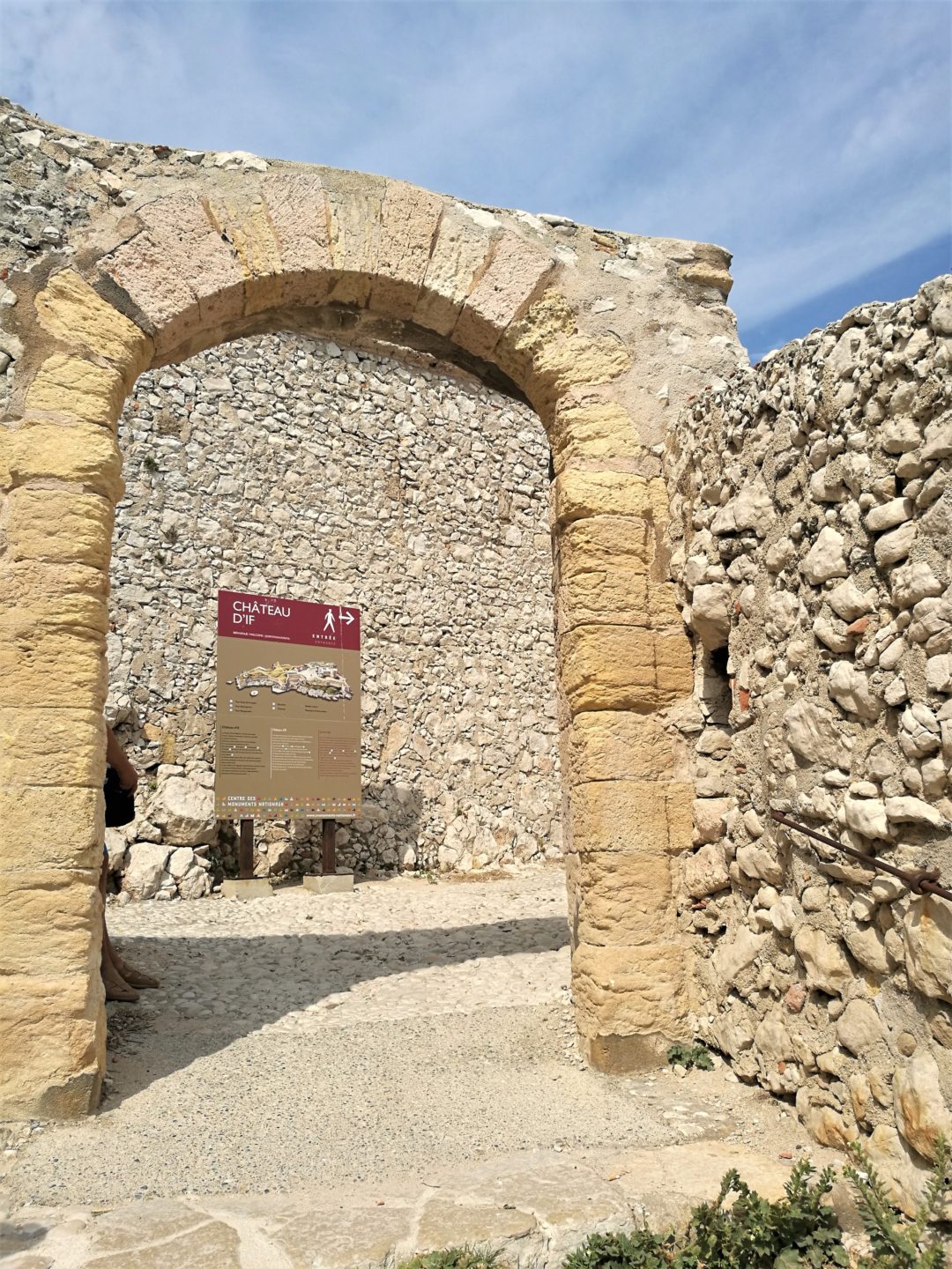 一座以偷窃闻名的城市，却被法国写进*歌国**，它到底有什么魅力？