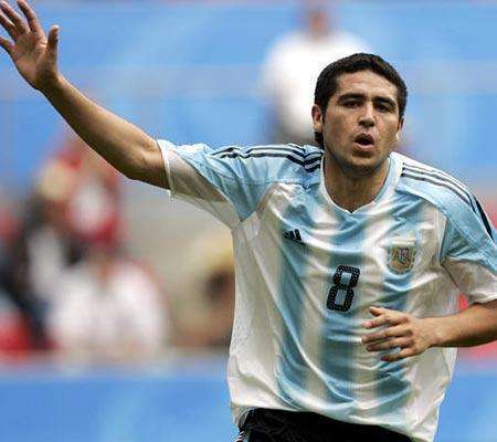 阿根廷射手榜梅西并列第一,阿根廷足球史上十大球王排名