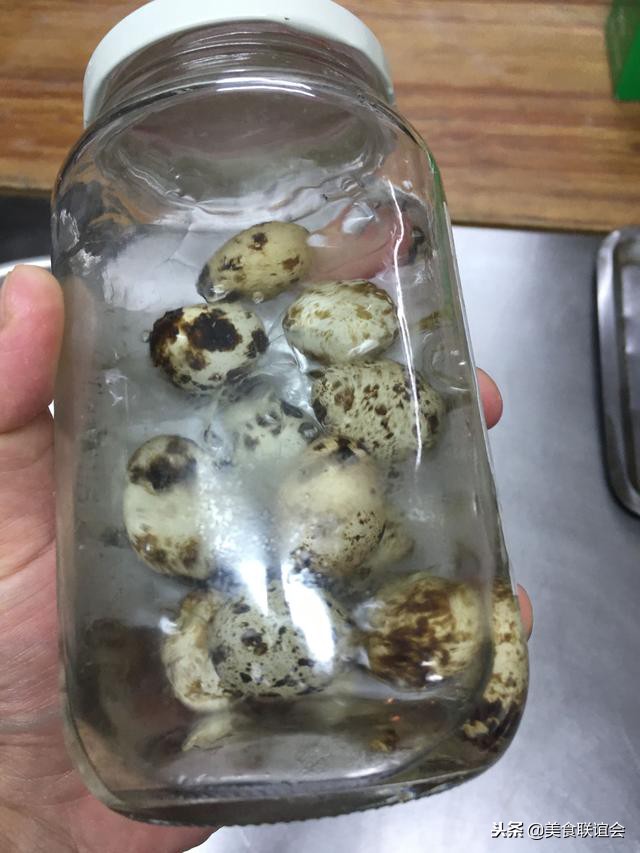 鹌鹑蛋快速剥蛋壳,鹌鹑蛋一秒剥完皮教程