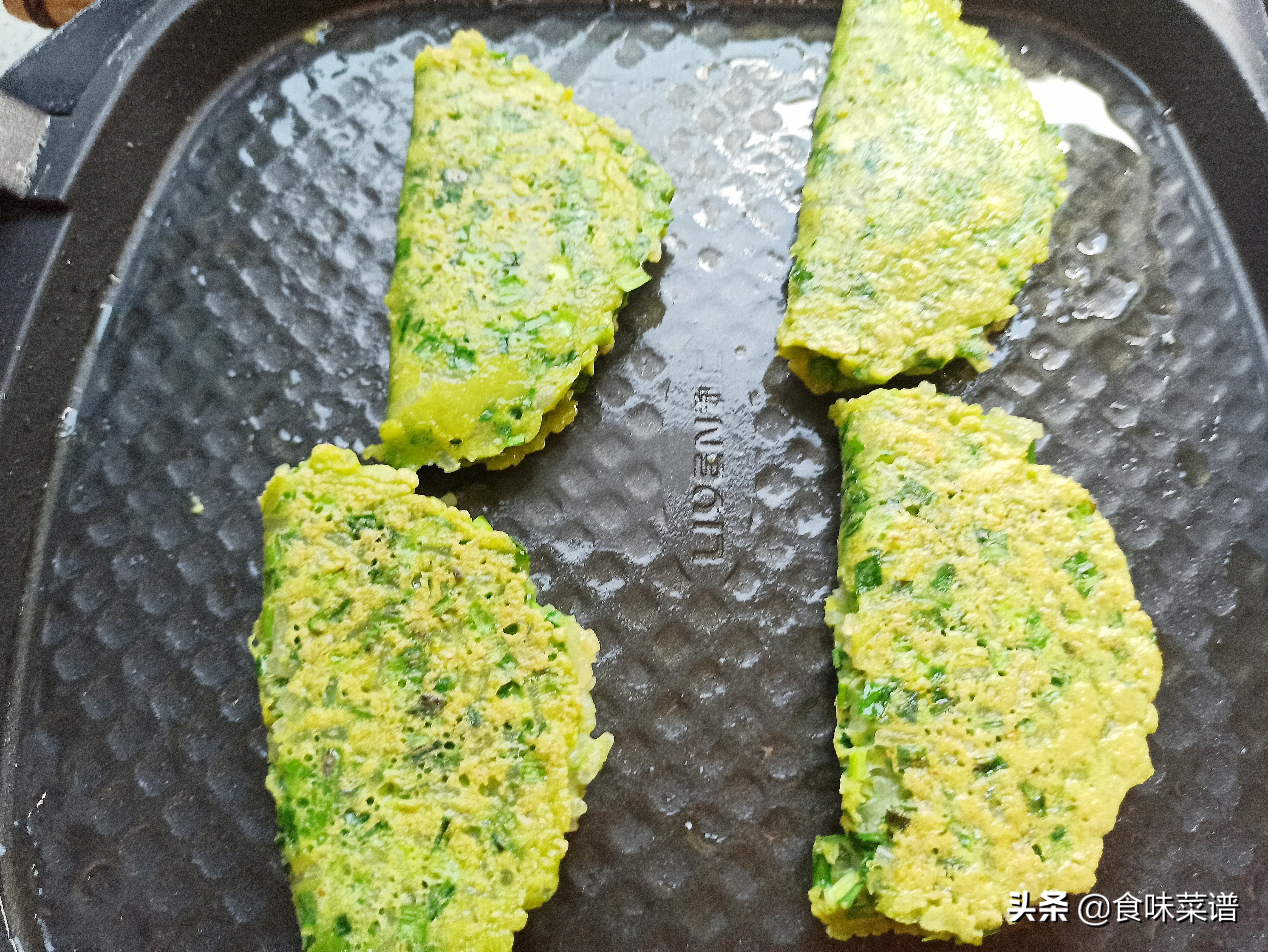 正宗韭菜鸡蛋饼的做法视频,做酥软的韭菜鸡蛋饼