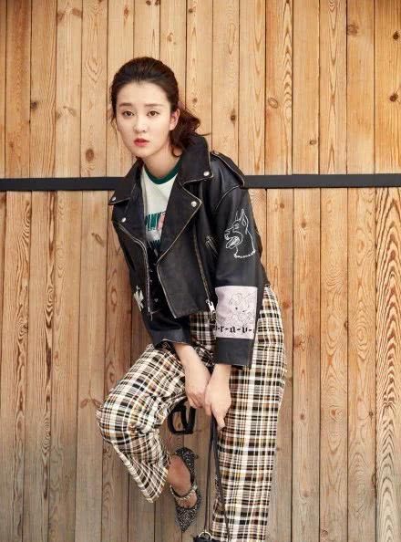 张钧甯挑战皮衣诱惑赶时髦！连衣裙套装+红唇实力扮酷