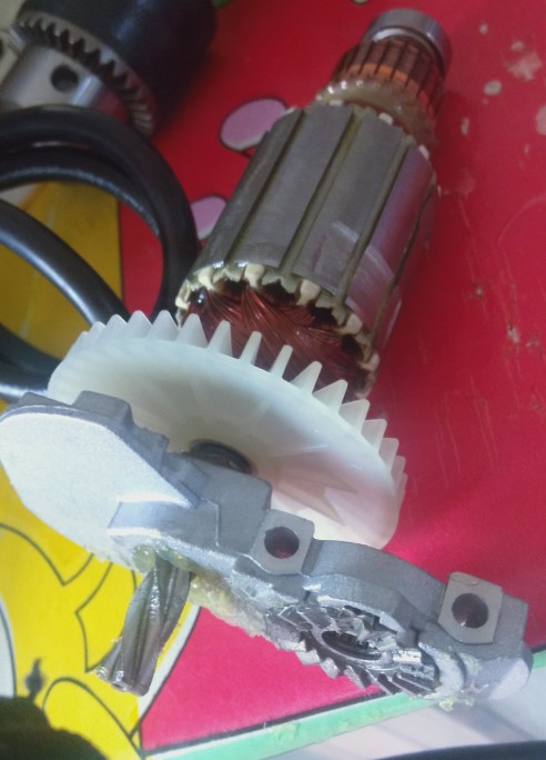 晶思达手电钻开关总成内部构造,插电款带冲击的手电钻