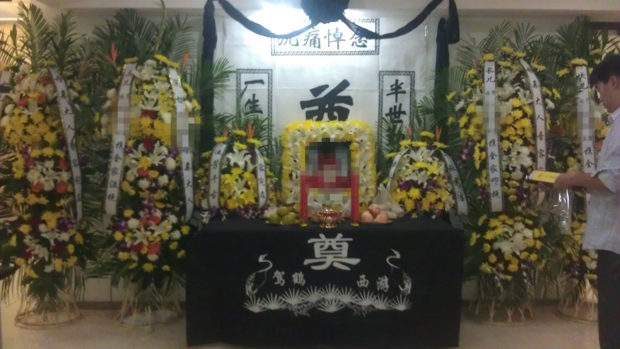 带孩子参加葬礼好吗,大人参加葬礼回家小孩哭闹