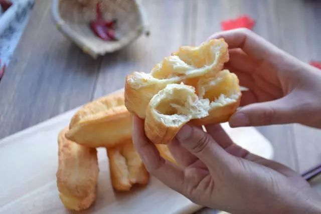 泡打粉和酵母粉炸油条有啥区别,泡打粉和酵母粉哪个炸油条好