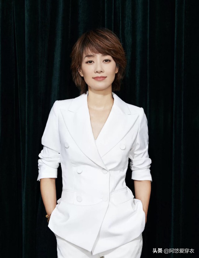 40岁想烫个减龄好看的发型,40岁的女人烫哪款发型比较年轻