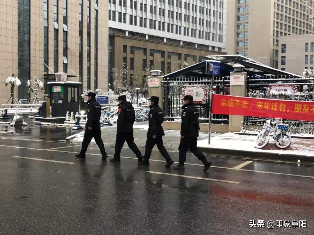 风雪中的坚守致敬一线防疫人,防疫人员路人拍摄