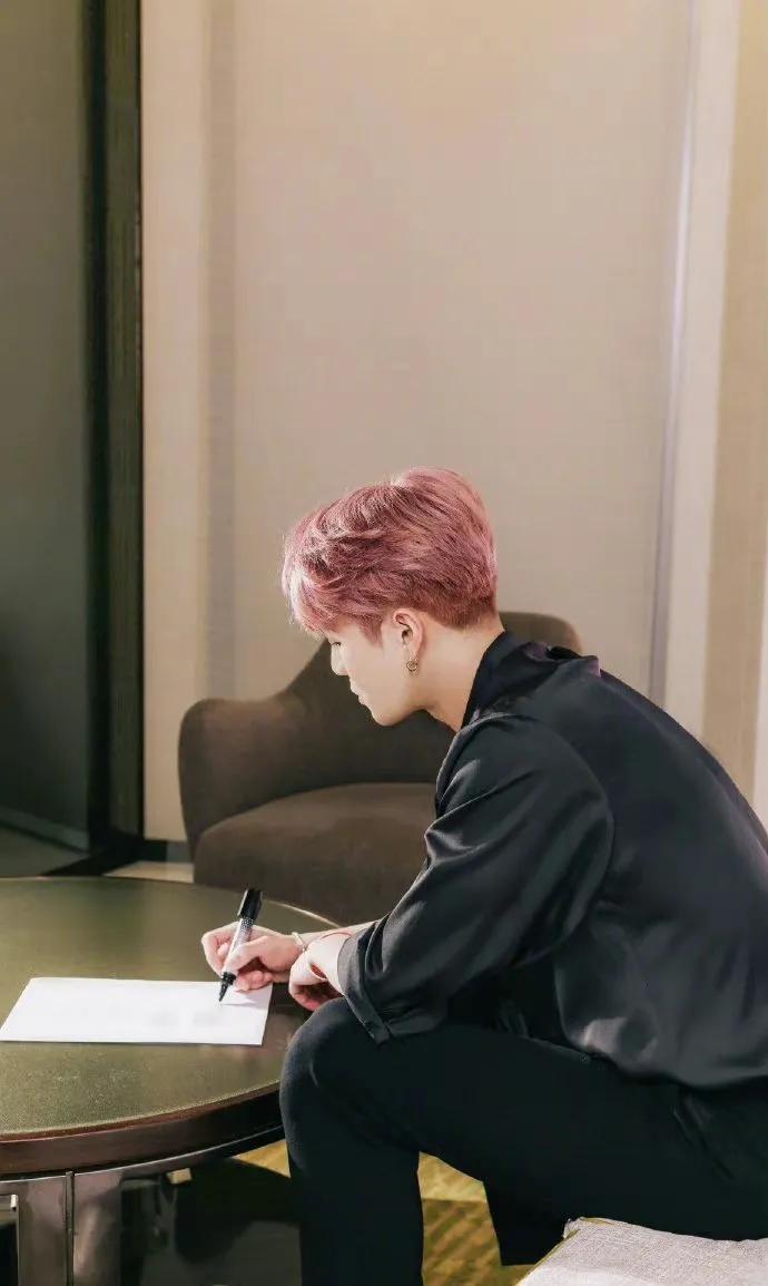 他一直是一个真诚有正能量的男孩，难怪这么多人喜欢