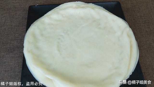 懒人版春饼做法不用揉面不用擀面,春饼学会这样做不用擀面不用蒸