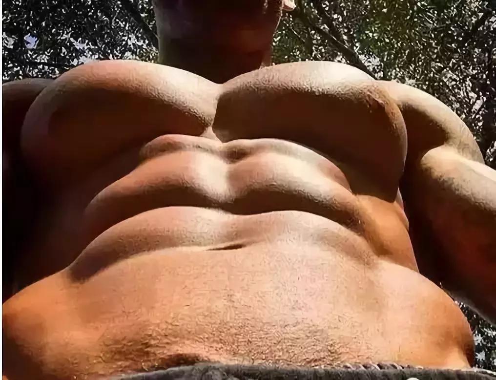 胸肌的四种胸型,男生方形胸肌和八字胸对比