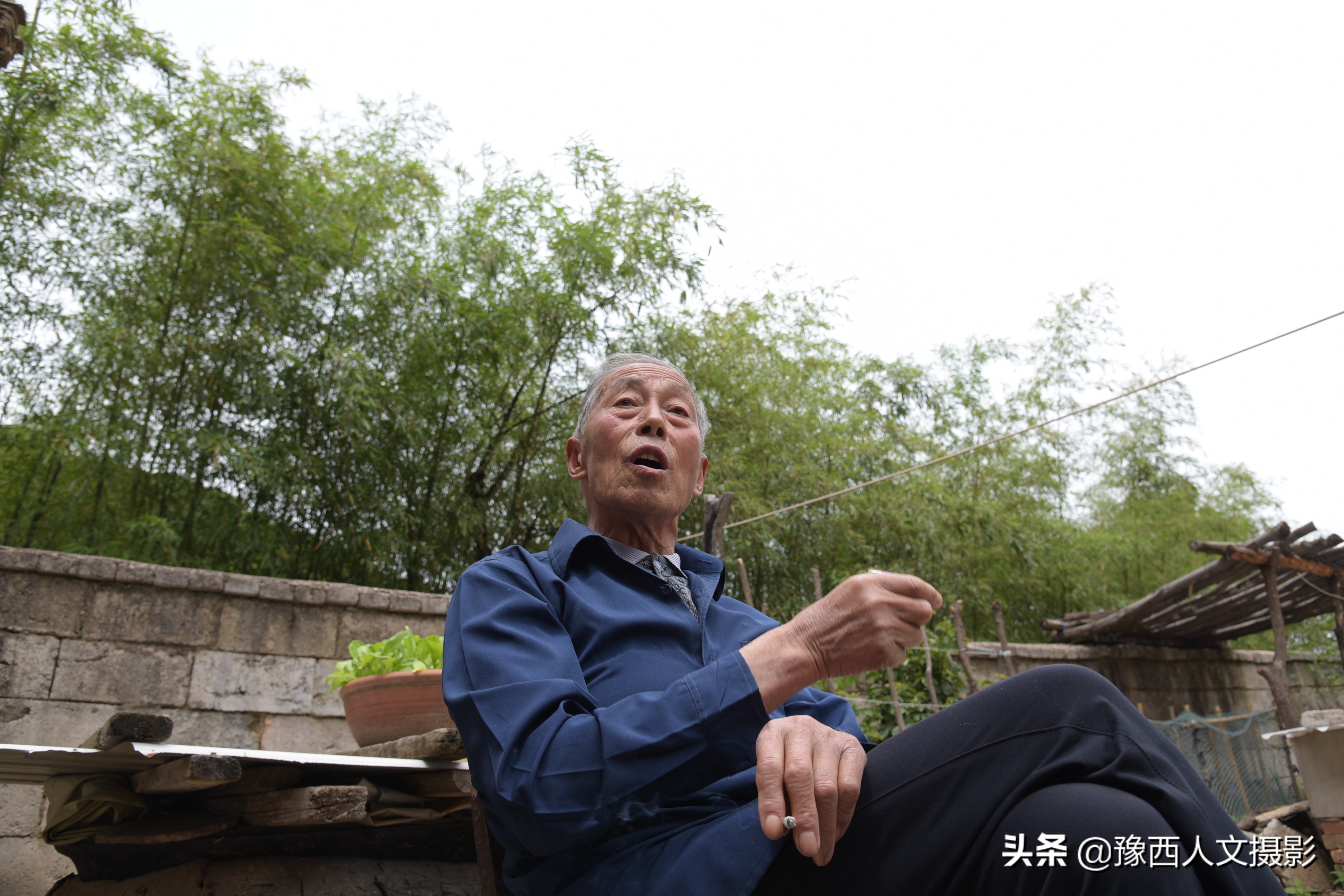 老村医治好脉管炎,两兄弟拿万元酬谢,他仅从毛票中抽出80块