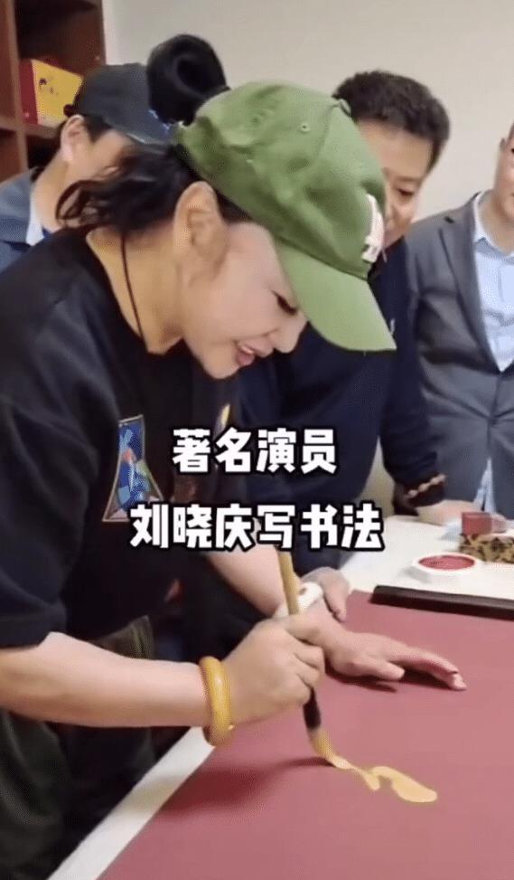 刘晓庆究竟有多少钱,六十五岁刘晓庆回老家买墓地