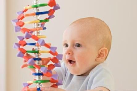 “花痴宝宝”火了,地铁上“狂撩”小哥哥,宝爸:难道我不帅?