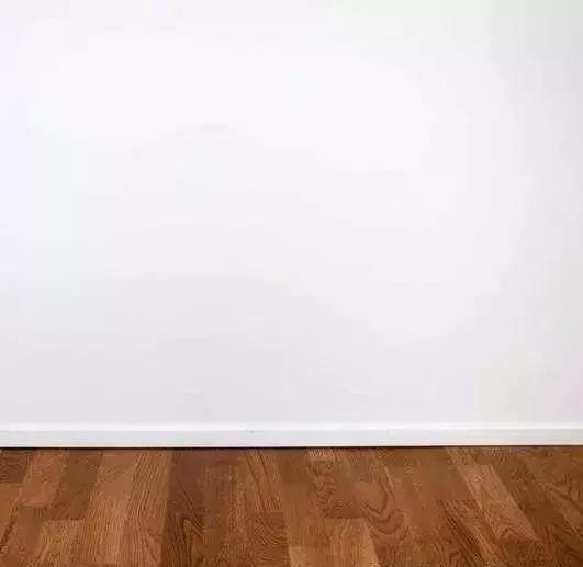 家里的白墙弄脏了怎样才能擦干净,家里白墙脏了怎么用乳胶漆补救