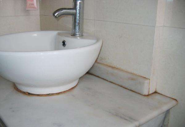 高温下玻璃怎么会发黑,玻璃时间久白蒙蒙的如何处理