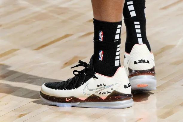 nba球员詹姆斯球鞋上脚,nba球星上脚球鞋詹姆斯18