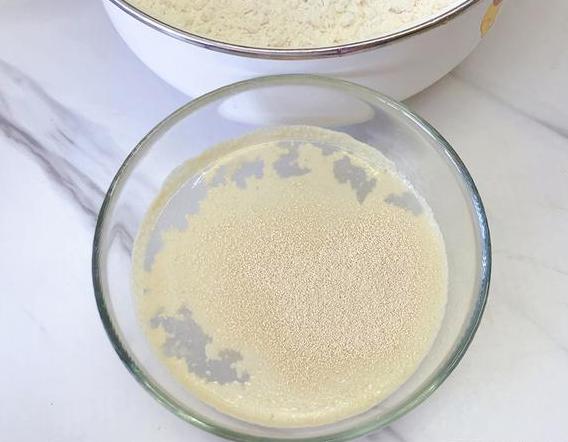 蒸馒头酵母怎么调才会让面发,蒸馒头把酵母烫死了怎么办