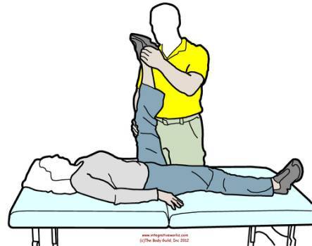 小伙打篮球崴伤膝盖发现韧带撕裂,年轻小伙子和大叔打球受伤