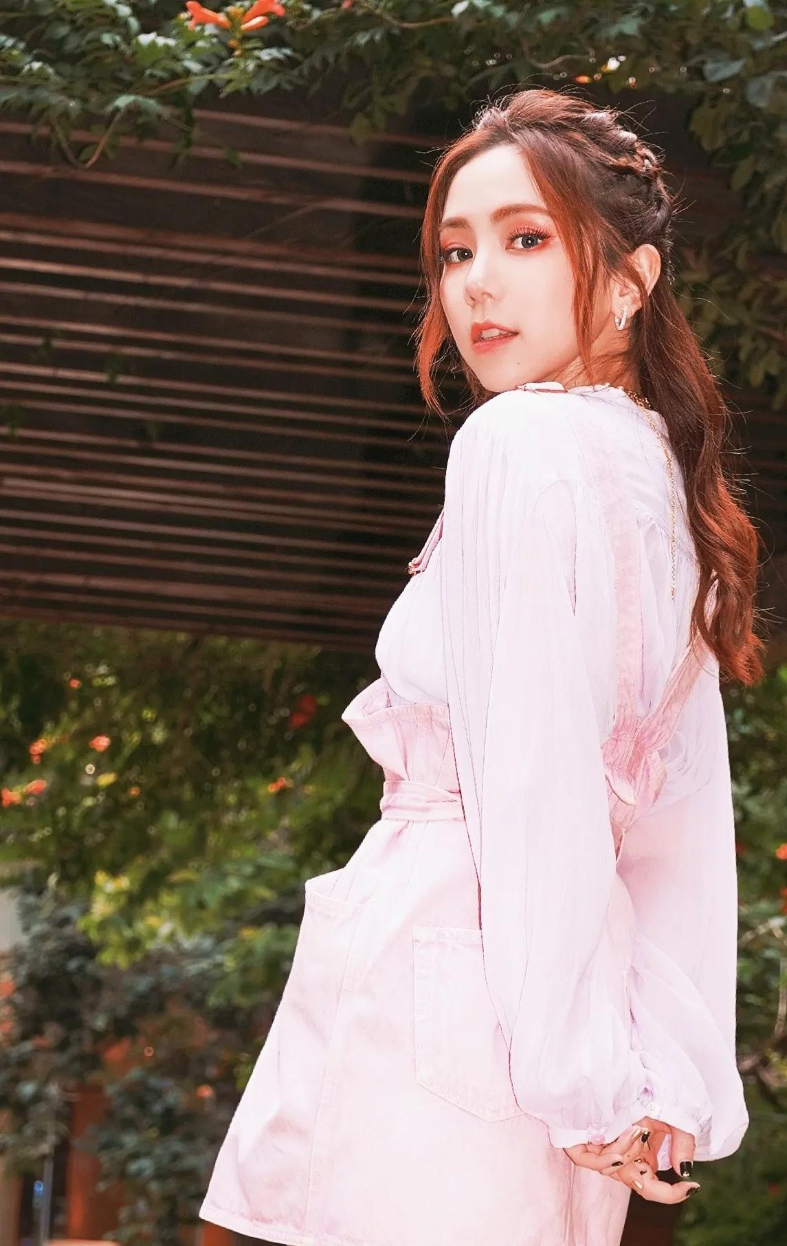 邓紫棋在歌坛的地位能和王菲比吗,邓紫棋会成为华语乐坛天后吗