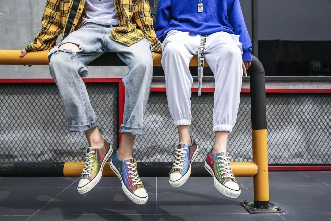 这双5D“变色鞋”火了，让光来决定颜色，做这条gai上最亮的崽