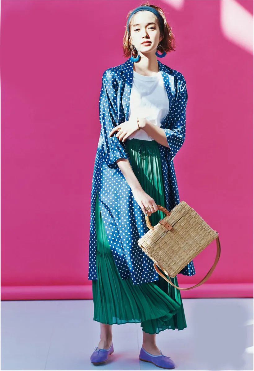 风衣搭碎花裙怎么搭配图,碎花裙搭配乐福鞋好看吗