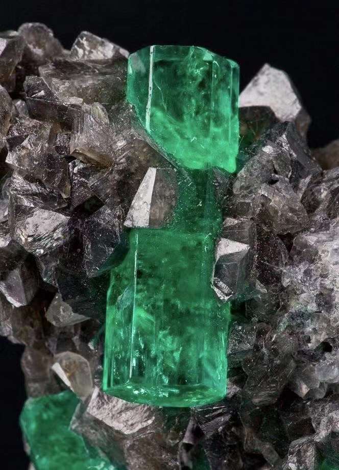 作为地位最崇高的彩色宝石，百万分之一的获得率，赋予了它的高贵