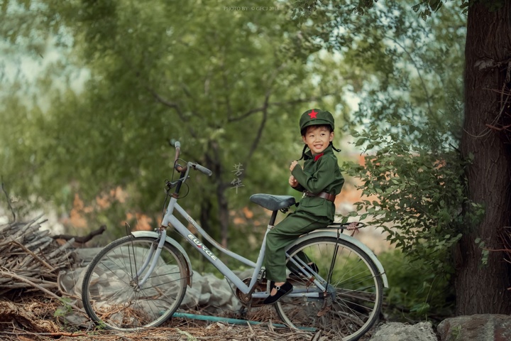奶爸给娃拍照,6岁儿童芳华照