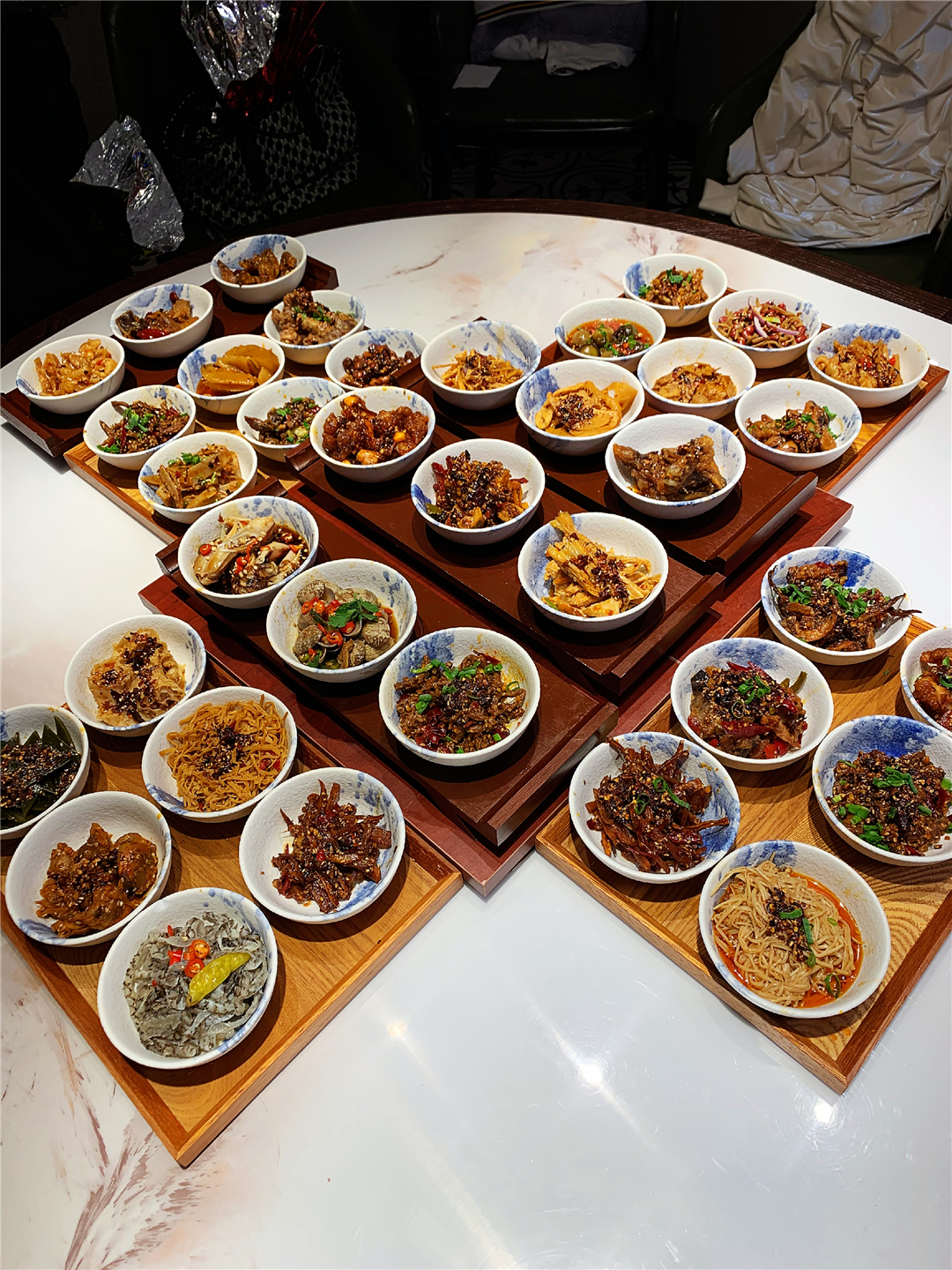 长春桂林路有家电影《叶问》同款火锅酒馆，楼里面有座“香港城”