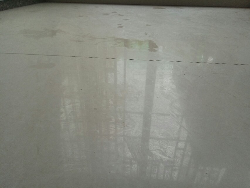 房子潮湿用热水拖地还是凉水拖地,复合地板拖地后地面潮湿怎么办