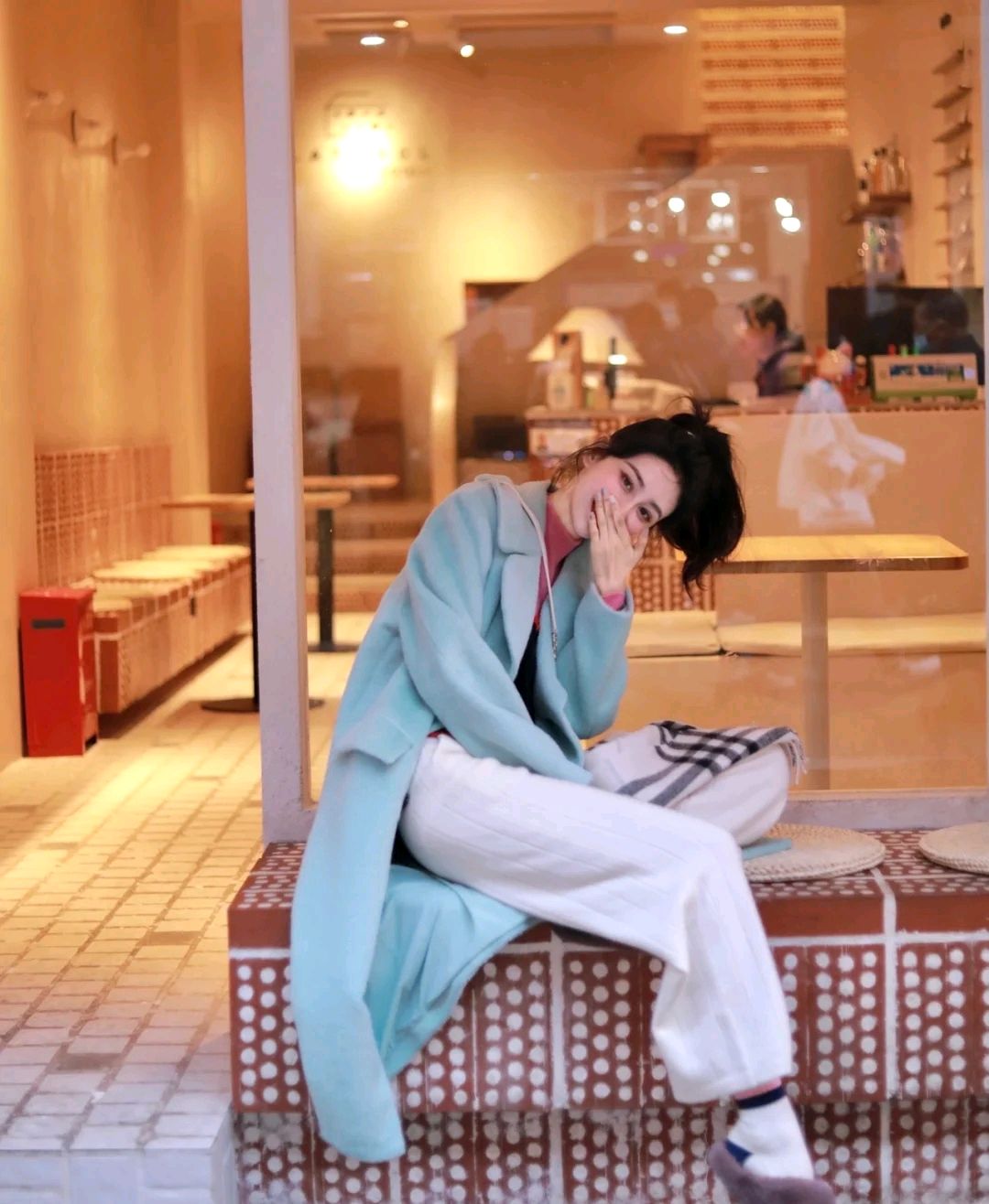 宽松毛衣叠穿搭配冬季,冬季黑色大衣和白色带帽毛衣穿搭