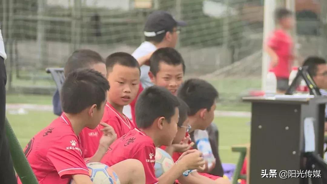 这项德阳千余名选手参与的足球赛名次出来了！冠军是他们