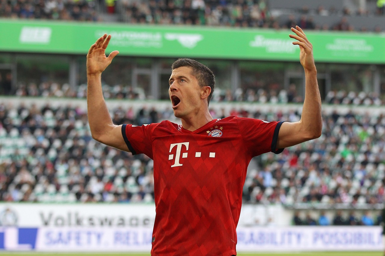 足坛最强五大前锋梅罗竟勉强入榜,足坛奇迹梅罗