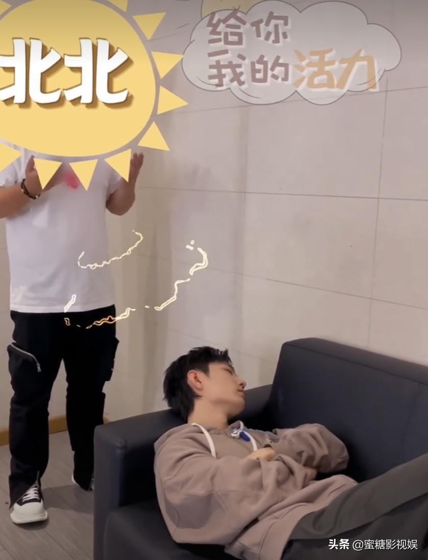 肖战睡觉曝光平坦腹部，工作人员2句话表白戳中粉丝心声：看哭了