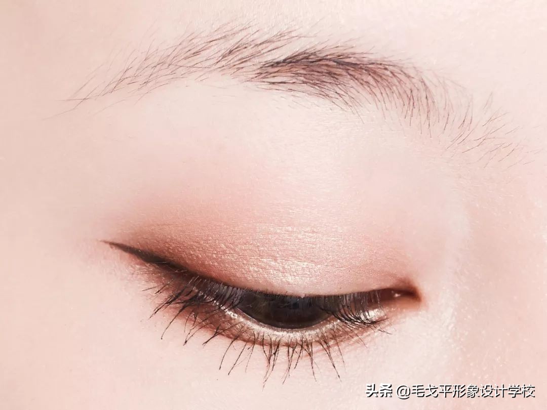 怎么画眼妆才不显脏,想学画眼妆今年最流行的眼妆