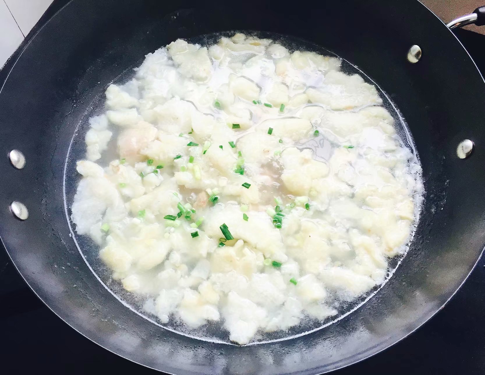 此鱼生长在固定的50公里之内，其鳔贵为稀有珍品