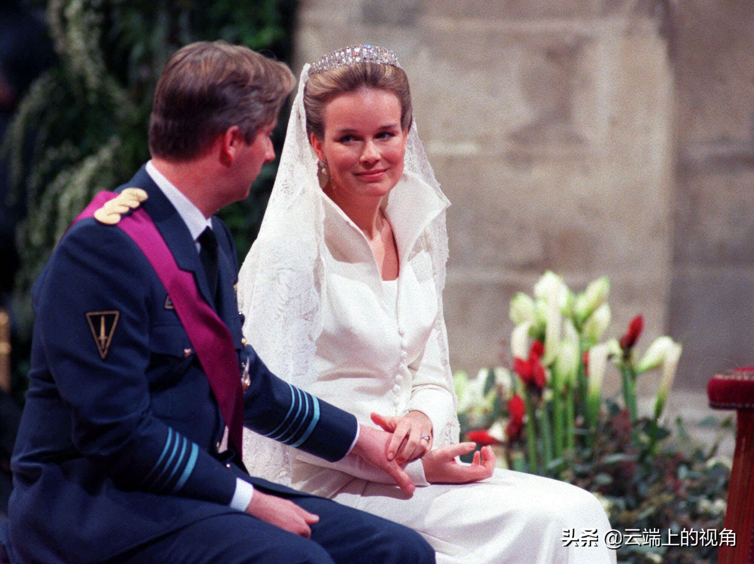 头皮扯出血也得忍着，这才是真正的“欲戴王冠必承其重”