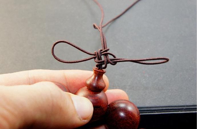 佛珠手链三通穿法及吉祥结编法,橡皮筋佛珠三通的穿法慢步骤