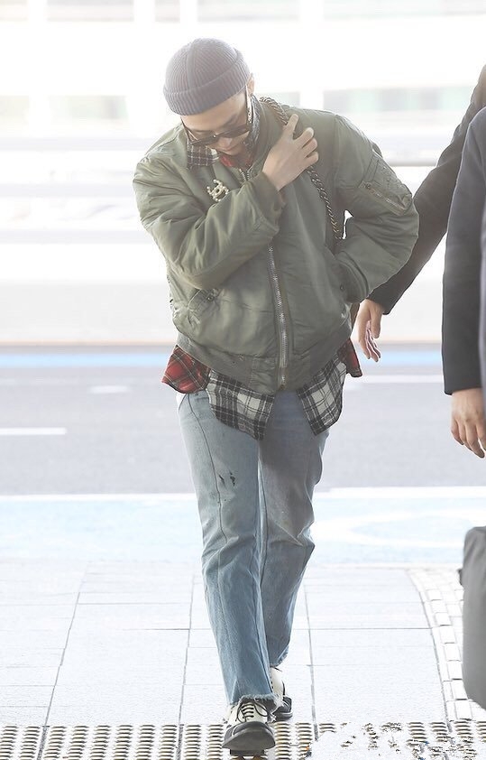 权志龙机场造型，绿色棒球服搭配牛仔裤，干练清爽的穿搭时尚感