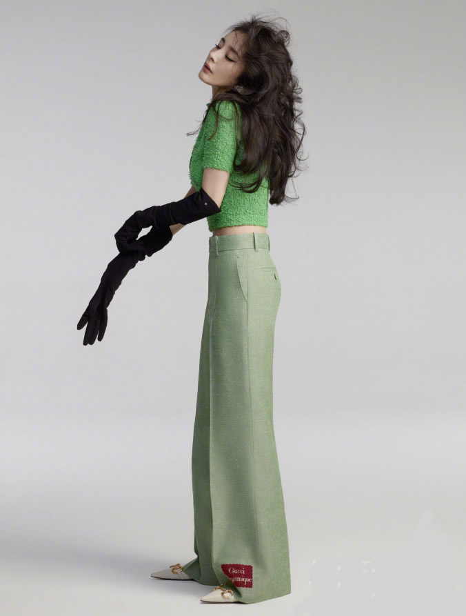 杨幂白色大开衫穿搭,杨幂的黑色亮片裙养眼又吸睛